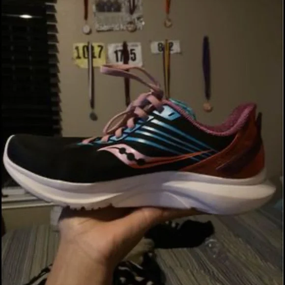 I’m selling these saucony running shoes. Brand new both size 7 - Picture 3 of 4